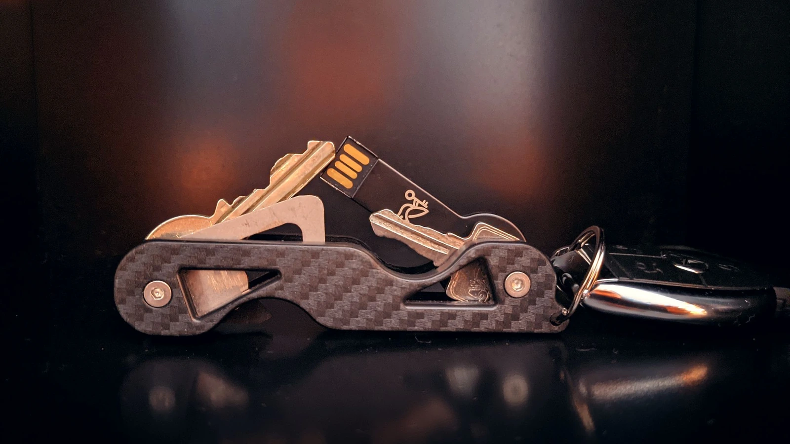 KEYBIRD mit Schlüsseln, Türöffner und USB-Stick — Originalfoto der KEYBIRD-Produktwebsite