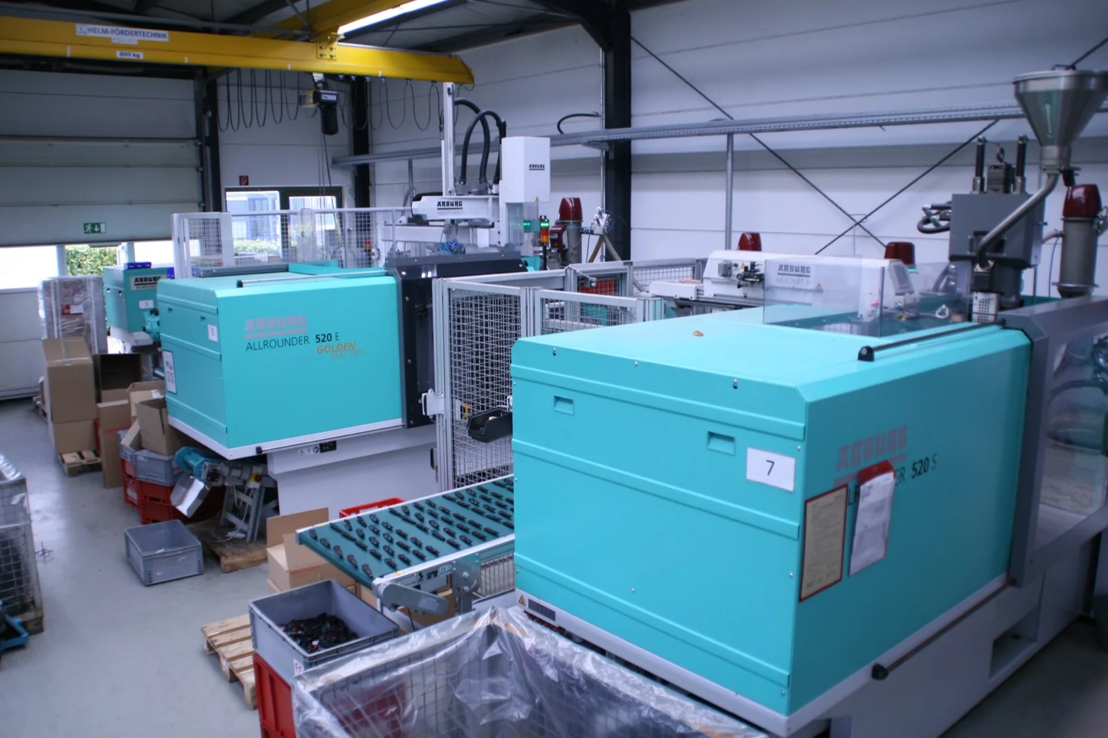 ELEPART-Produktionshalle mit ARBURG-Maschinen in ihrer Originalfarbe